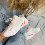 AdidasYeezyBoost700Dama_5.jpg